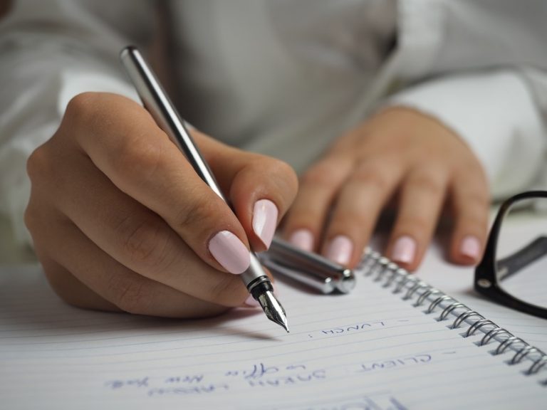 4 IDEAL TIPS ON HOW TO AVOID CHIPPED NAIL POLISH