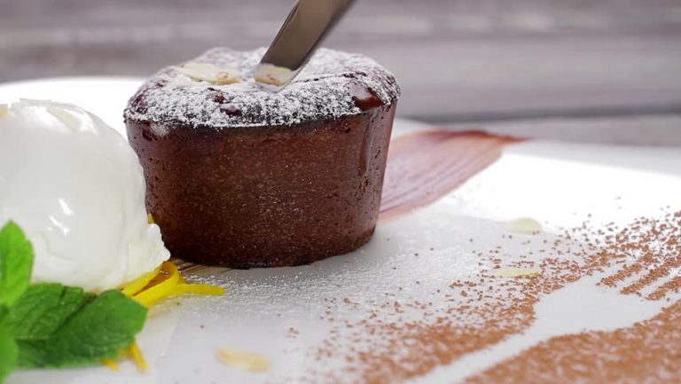 THE IDEAL RECIPE FOR HOT CHOCOLATE SOUFFLE