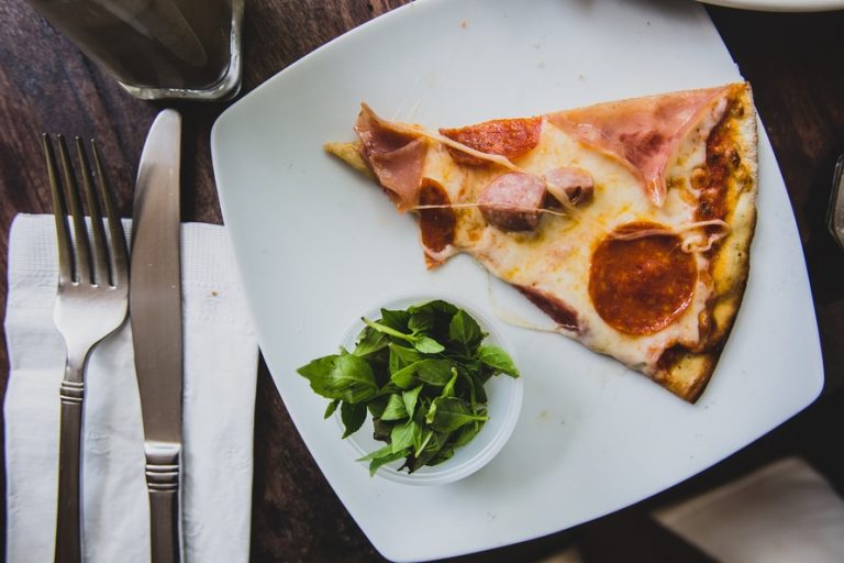 THE IDEAL GUIDE  ON HOW TO ORDER A BEER/PIZZA/TAXI/COFFEE IN 15 LANGUAGES