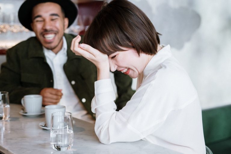 6  IDEAL TIPS ON HOW TO FLIRT