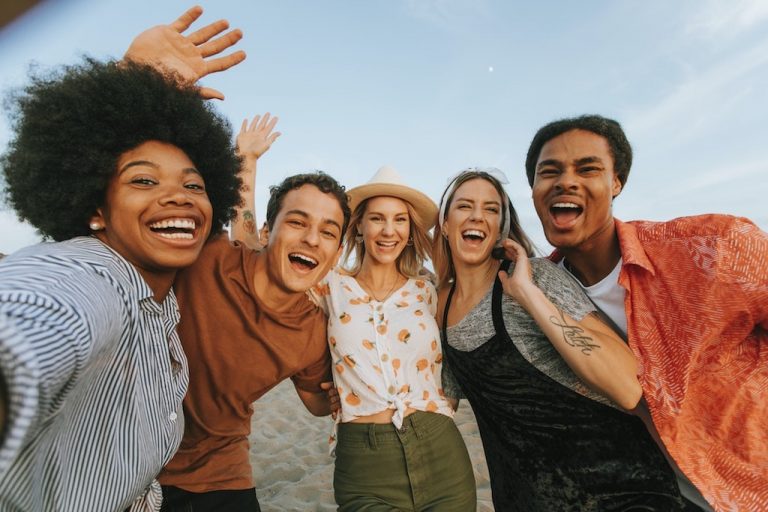 5 IDEAL REASONS WHY YOU SHOULD TRAVEL TO VISIT YOUR FRIENDS