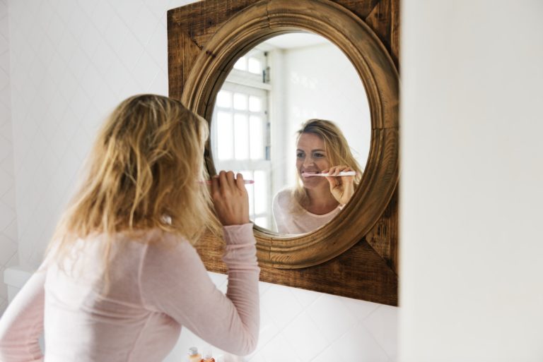 11 IDEAL TIPS FOR A BRIGHT SMILE