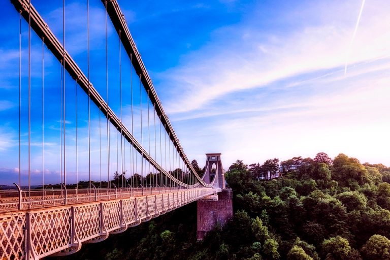 THE IDEAL GUIDE TO GETTING AROUND UK CITIES