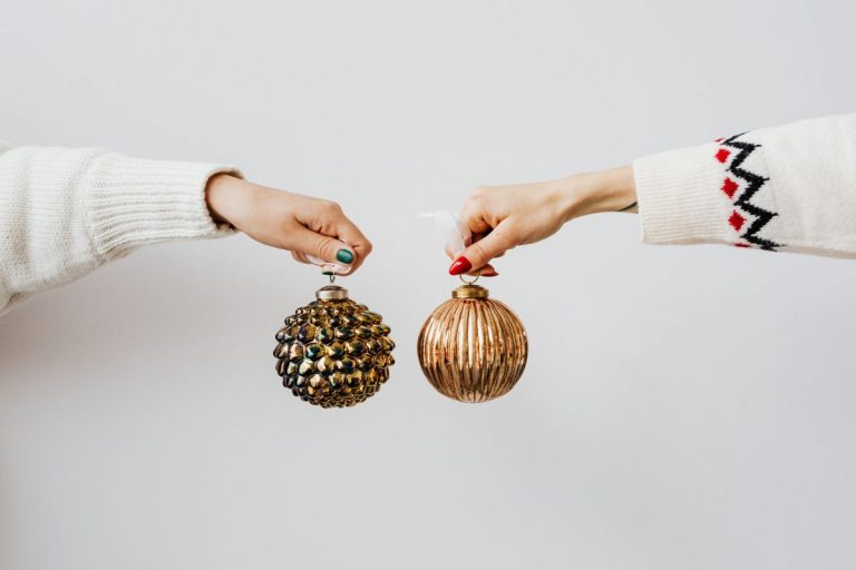 6 UNIQUE WAYS TO DECORATE YOUR IDEAL CHRISTMAS TREE