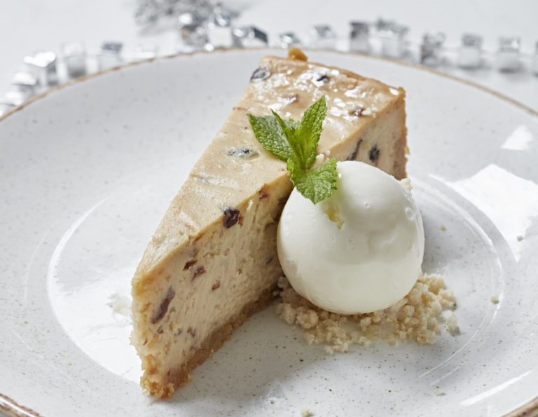 IDEAL FOR AN ALTERNATIVE CHRISTMAS PUDDING: MINCE PIE CHEESECAKE