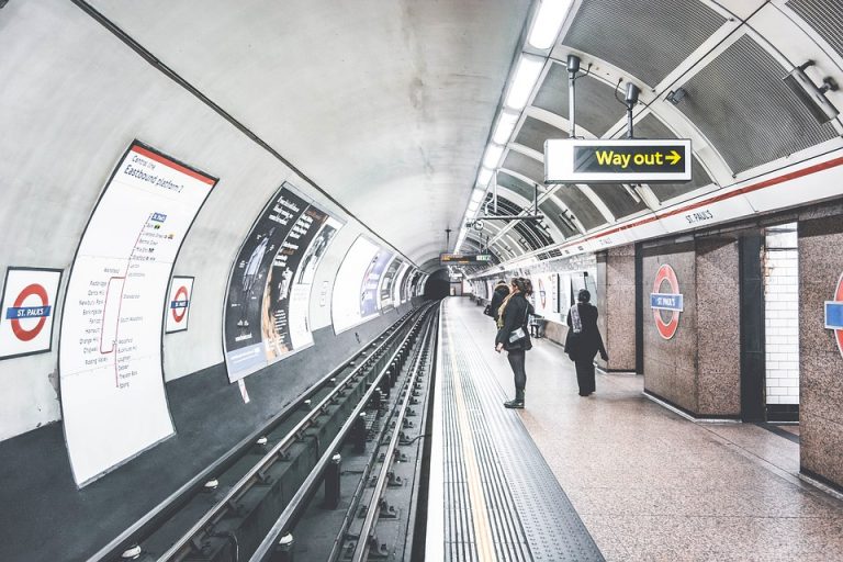 5 IDEAL TUBE SURVIVAL TIPS ONLY A LONDONER KNOWS