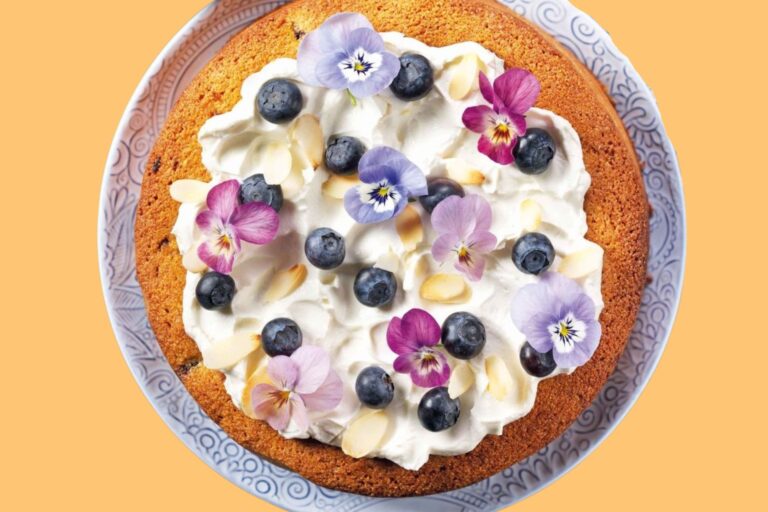 THE IDEAL RECIPE FOR AFTERNOON TEA: ALMOND AND BLUEBERRY POLENTA CAKE