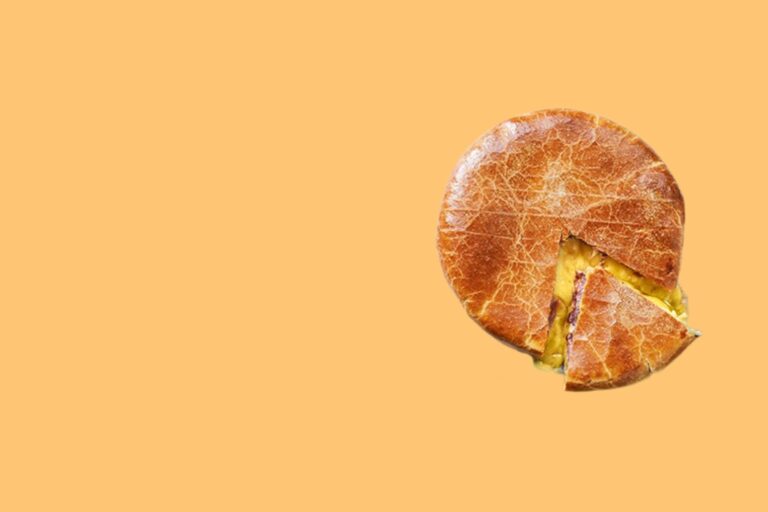 THE IDEAL RECIPE FOR CHEESE LOVERS: BAKED SOMERSET BRIE BY PAUL HOLLYWOOD