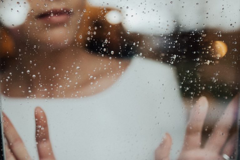 5 IDEAL WAYS TO BALANCE YOUR MOOD DURING BAD WEATHER