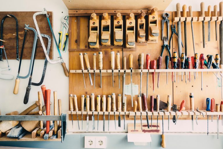 5 IDEAL ESSENTIALS FOR YOUR GARAGE WORKSHOP