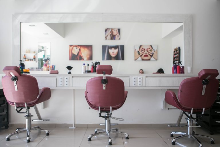 4 IDEAL BENEFITS OF BEING A BEAUTY THERAPIST