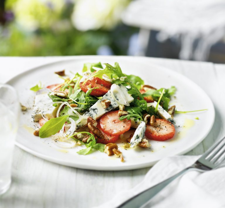 IDEAL FOR SUMMER LUNCH: STRAWBERRY, TOASTED PECAN & GORGONZOLA SALAD