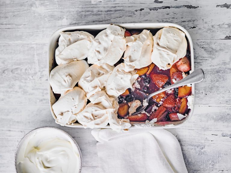THE IDEAL SUMMERTIME DESSERT: TRAYBAKED BERRY MERINGUE