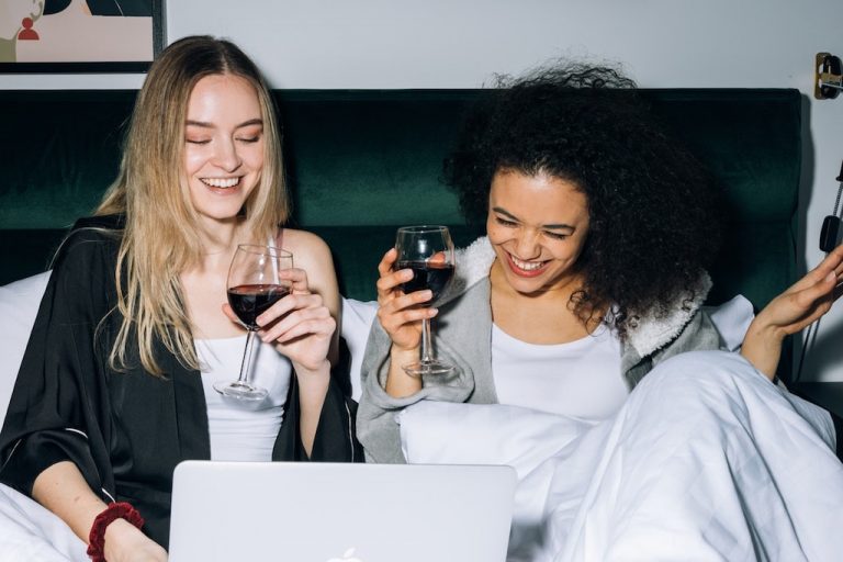 6 IDEAL TIPS FOR THROWING AN EPIC OLD-SCHOOL SLEEPOVER PARTY