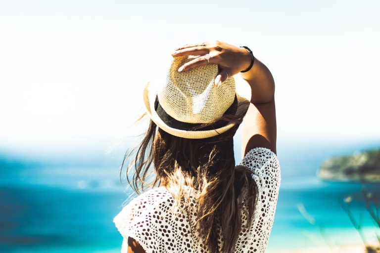5 IDEAL WAYS TO AVOID HAT HAIR THIS SUMMER
