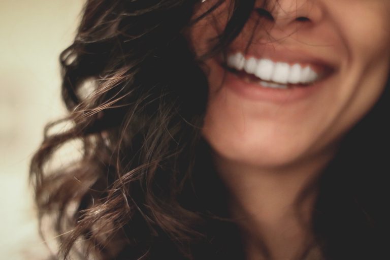 10 IDEAL WAYS TO CLEAN YOUR TEETH WITHOUT A TOOTHBRUSH