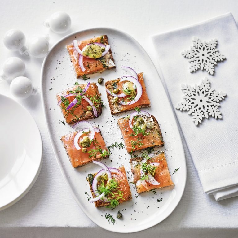 IDEAL FOR YOUR CHRISTMAS PARTY: GRAVADLAX ON RYE BREAD