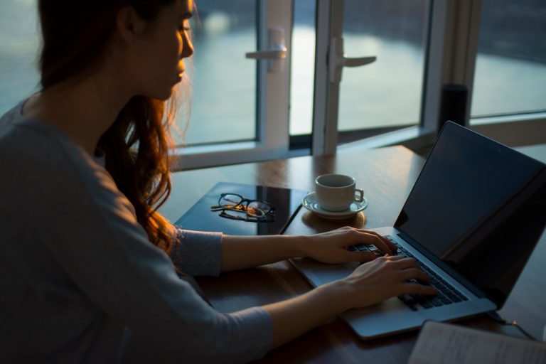 4 IDEAL WAYS TO IMPROVE YOUR POSTURE IN THE OFFICE