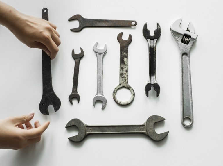 10 IDEAL TOOLS EVERY HOME DIY ENTHUSIAST NEEDS