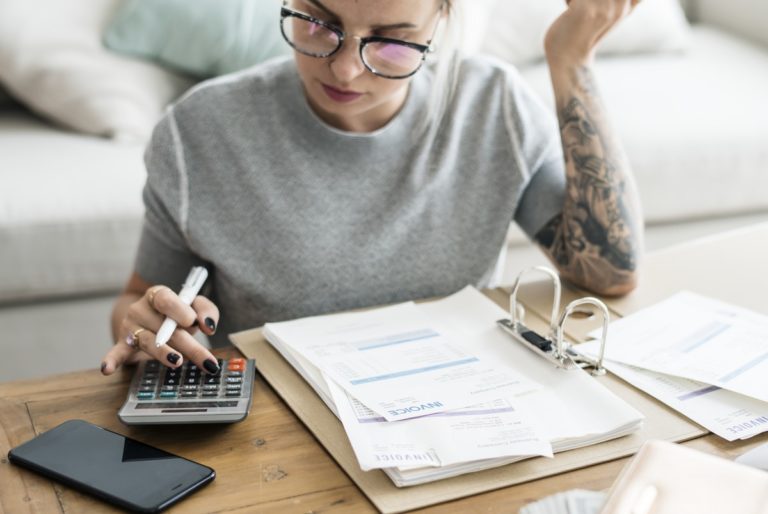6 IDEAL WAYS TO HELP A LOVED ONE STRUGGLING FINANCIALLY