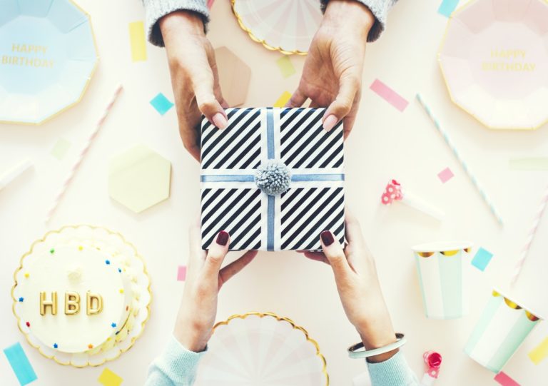 5 IDEAL & UNIQUE GIFT IDEAS FOR AN OLD FRIEND