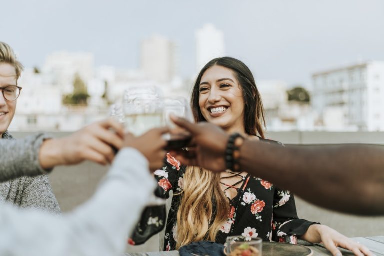5 IDEAL TIPS FOR HOSTING THE ULTIMATE SUMMER SOIREE