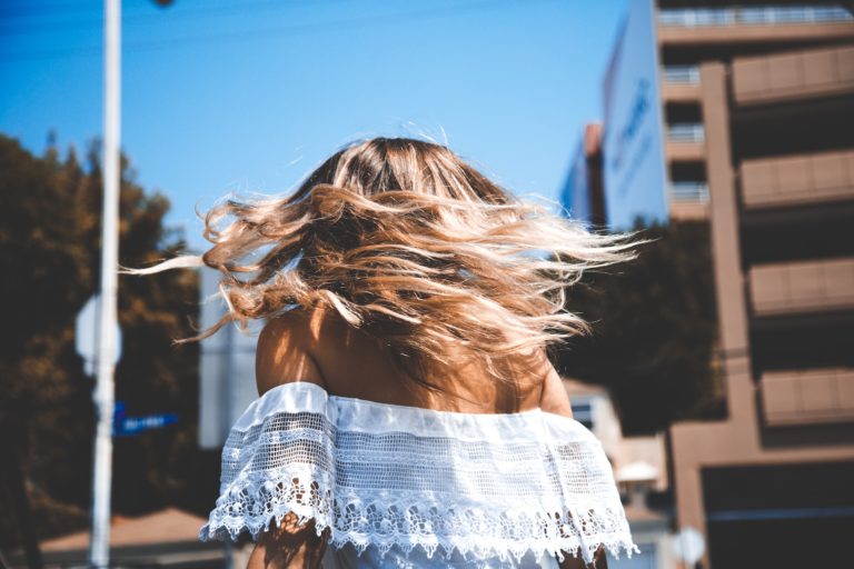 4 IDEAL MEDIUM LENGTH HAIRSTYLES IF YOU’RE LOOKING FOR SOMETHING NEW 