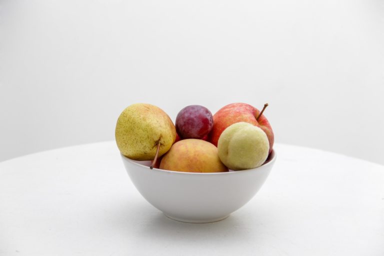 THE IDEAL GUIDE TO WHITENING TEETH WITH FRUIT