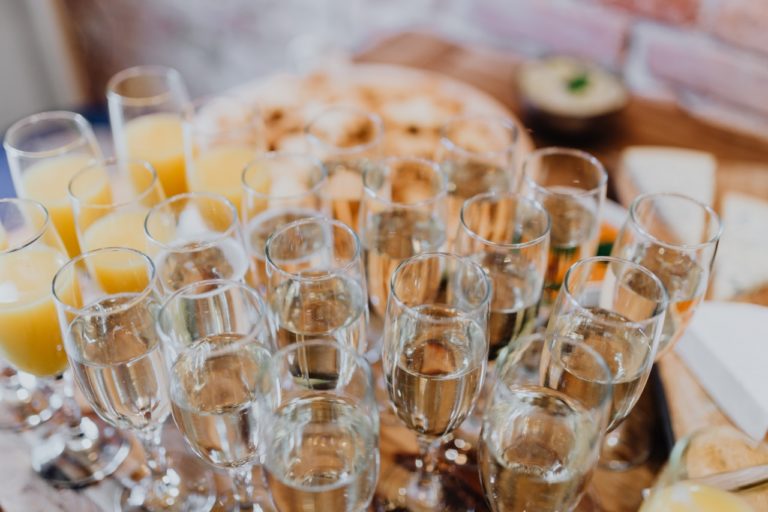 5 IDEAL TIPS FOR THROWING AN AWESOME HOUSE WARMING PARTY