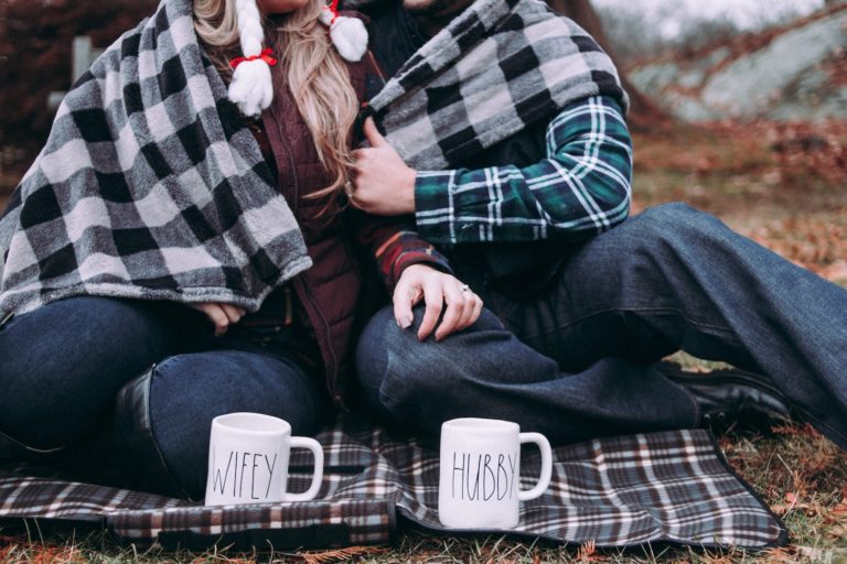 4 IDEAL & FESTIVE WAYS TO ANNOUNCE YOUR ENGAGEMENT THIS CHRISTMAS 