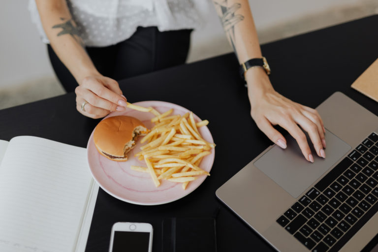 5 IDEAL WAYS FOR OFFICE WORKERS TO STAY FIT AND HEALTHY