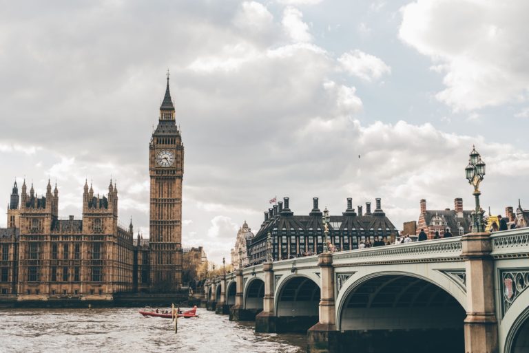 How To Navigate London With Luggage (& Without Losing Your Mind)