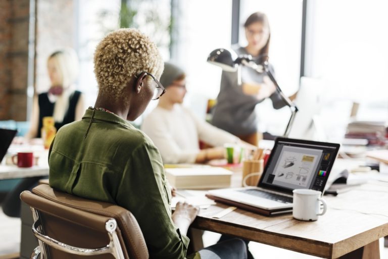 7 IDEAL TIPS FOR STICKING TO YOUR NEW YEAR’S FITNESS RESOLUTION WHEN YOU’RE STUCK IN THE OFFICE 