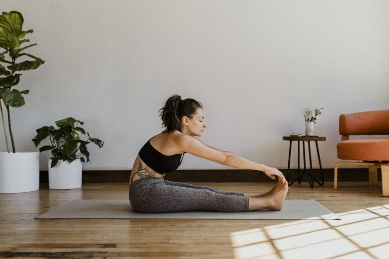 5 HOUSEHOLD ITEMS TO USE IN YOUR HOME WORKOUT