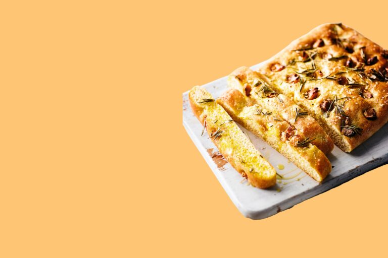 THE IDEAL RECIPE FOR ROAST GARLIC & ROSEMARY BREAD