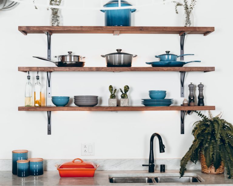 ORGANISING YOUR KITCHEN: 5 OPEN SHELVING IDEAS FOR YOUR HOME