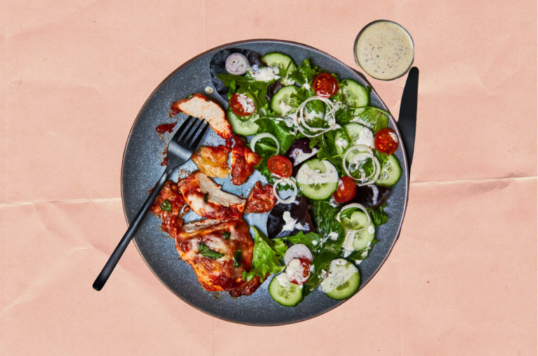 JOE WICK’S IDEAL RECIPE FOR CHEESY PIZZA-TOPPED CHICKEN WITH MIXED SALAD (LOW CARB)