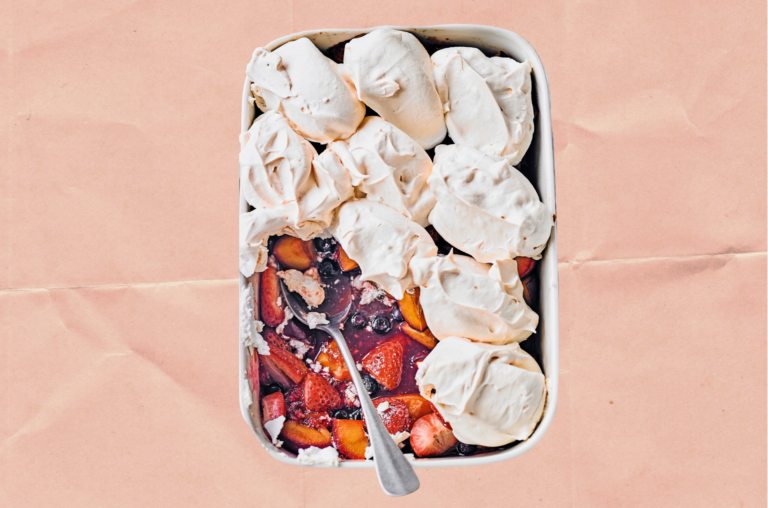 THE IDEAL DESSERT RECIPE FOR WIMBLEDON: TRAYBAKE MERINGUE WITH MIXED BERRIES