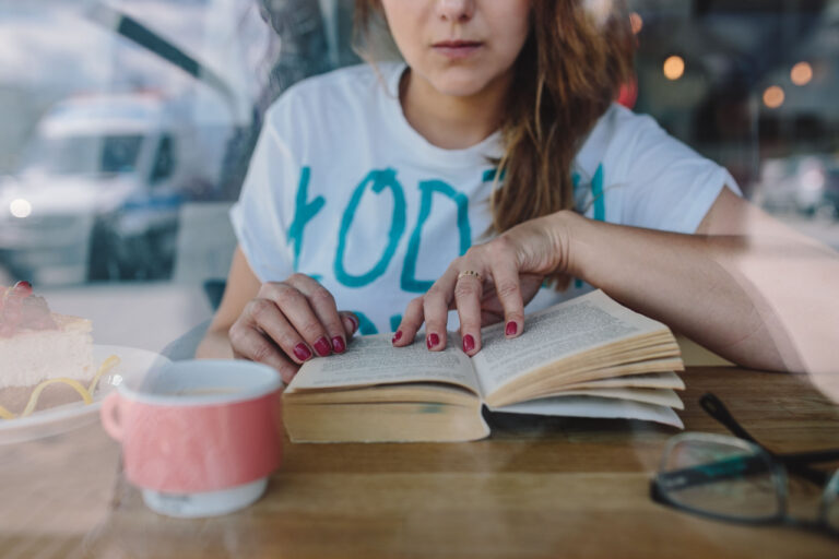 9 Smart, Simple Ways To Help You Get Back Into Reading Today