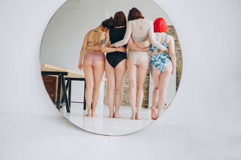 IDEAL SUMMER SHAVING TIPS: HOW TO USE A SAFETY RAZOR & MORE