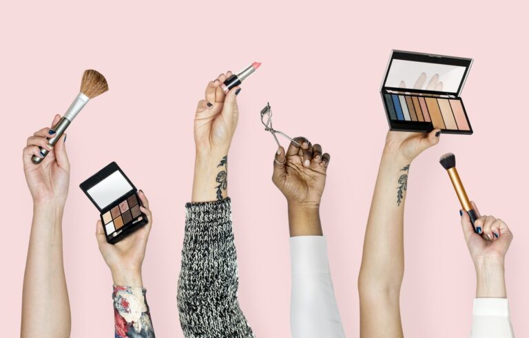 6 MAKEUP TIPS FOR GLASSES WEARERS