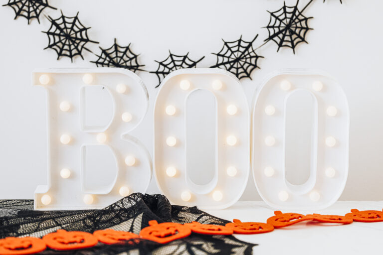 5 HALLOWEEN DECORATIONS FOR A SOPHISTICATED SOIREE