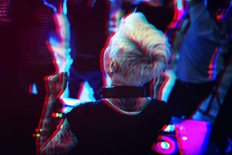 THE IDEAL BEGINNER’S GUIDE TO BECOMING A PROFESSIONAL DJ