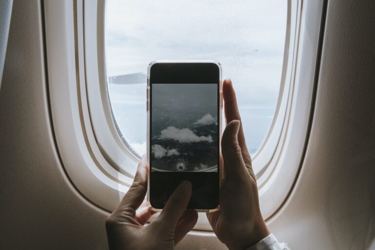 5 IDEAL WAYS TO AVOID AND TREAT DRY EYES DURING A LONG FLIGHT