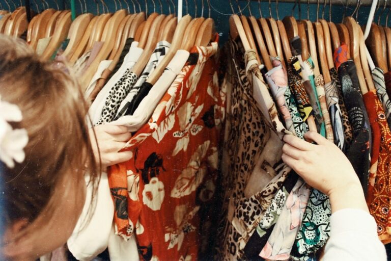 5 WAYS TO SAVE MONEY ON BUYING NEW CLOTHES