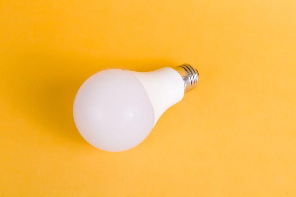 WHAT IS A SMART LIGHT BULB & WHY SHOULD I BE USING THEM? THE IDEAL