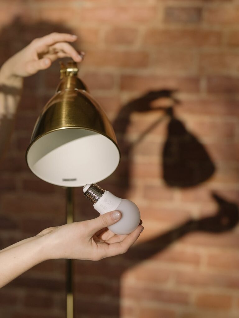 WHAT IS A SMART LIGHT BULB & WHY SHOULD I BE USING THEM? THE IDEAL