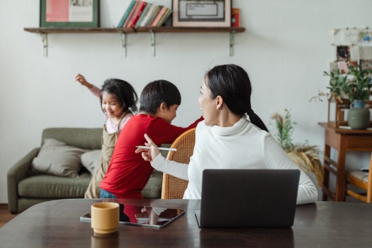 6 IDEAS TO KEEP YOUR KIDS BUSY & HAPPY WHILE WORKING FROM HOME