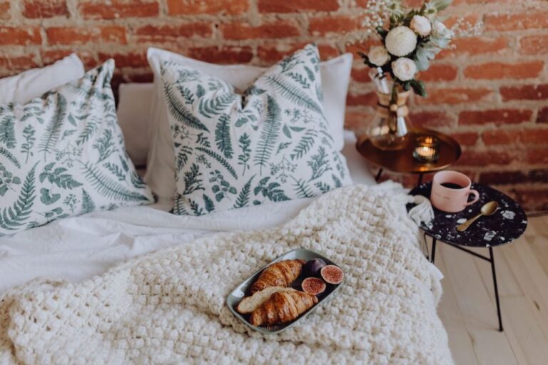 HOW TO MAKE YOUR GUEST BEDROOM AS INVITING AS POSSIBLE: 4 IDEAL STEPS