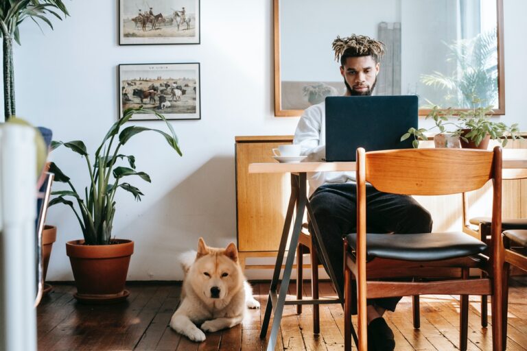 5 OF THE BEST WAYS TO ENJOY THE BENEFITS OF THE OFFICE WHILE WORKING FROM HOME